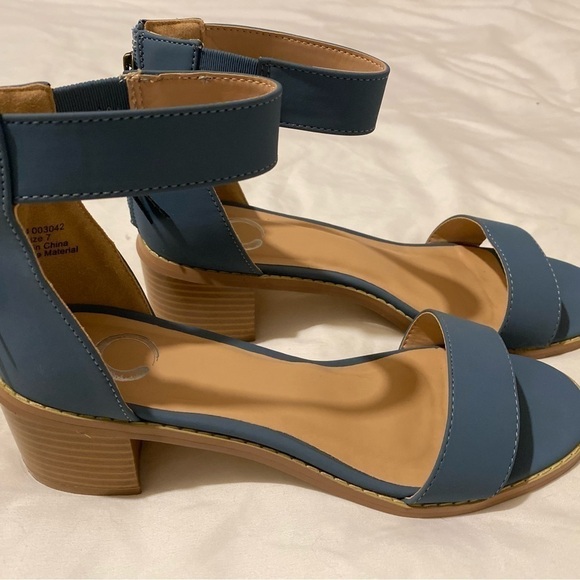 NEW IN BOX Journee Collection “Percy” Sandals. Blue. Women’s Size 7M - Picture 5 of 9